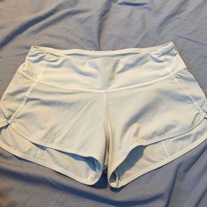 white lulelemon shorts, speed up mid-rise short 4”